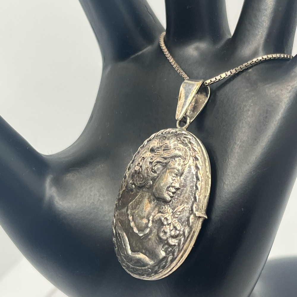 1960s Italian repousse Cameo oval locket pendant chain necklace sterling silver - Picture 2 of 16